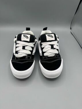 Youth Unisex Vans Knu Skool Shoes 2.5 black & white